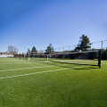 Huấn luyện quần vợt trên sân tennis trên sân tennis cỏ nhân tạo