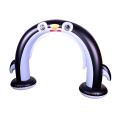 PVC ngoài trời bơm hơi Arch Sprinkler Penguin cho trẻ em