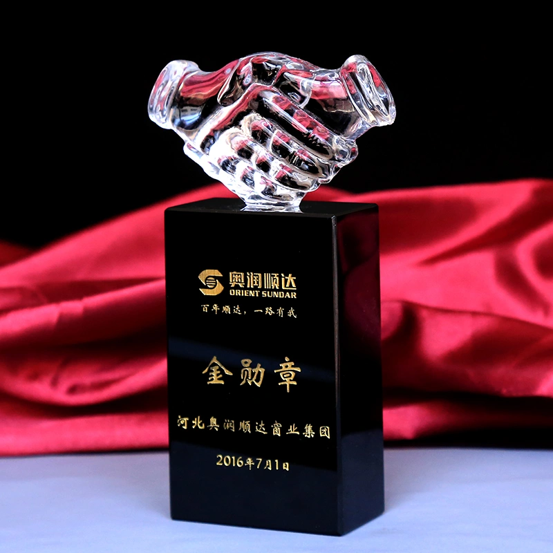 2021 New Design Business Cooperation Award Design Clear Handshake Award Crystal Globe Trophy