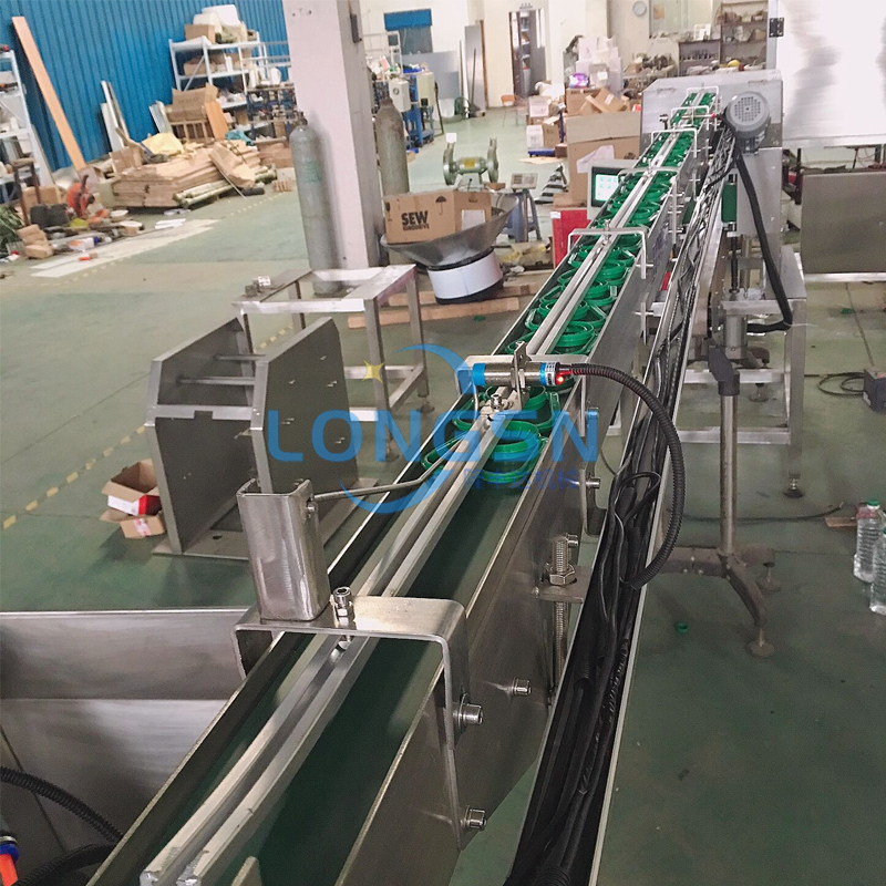 Fully automatic plastic water juice pet bottle handle ring lifting inserting machine handle applicator machine