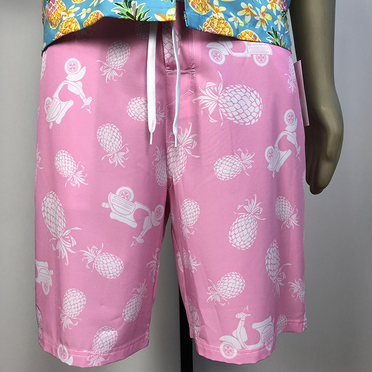 Shorts de praia com padrões de abacaxi rosa