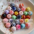 Cuentas de joyería baratas de resina plástica de rayas sueltas al por mayor de 10 MM de colores mezclados que se ajustan a la pulsera del encanto europeo