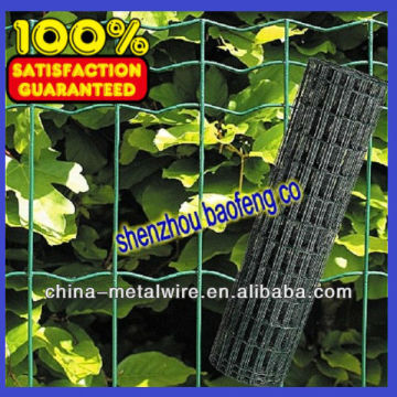 Plastic coated welded mesh fence
