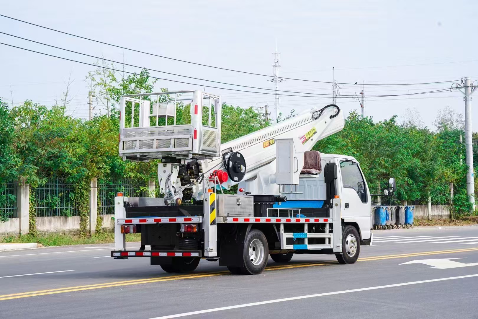 Прочная автовышка для промышленного использования Durable Aerial Platform Truck for Industrial Use
