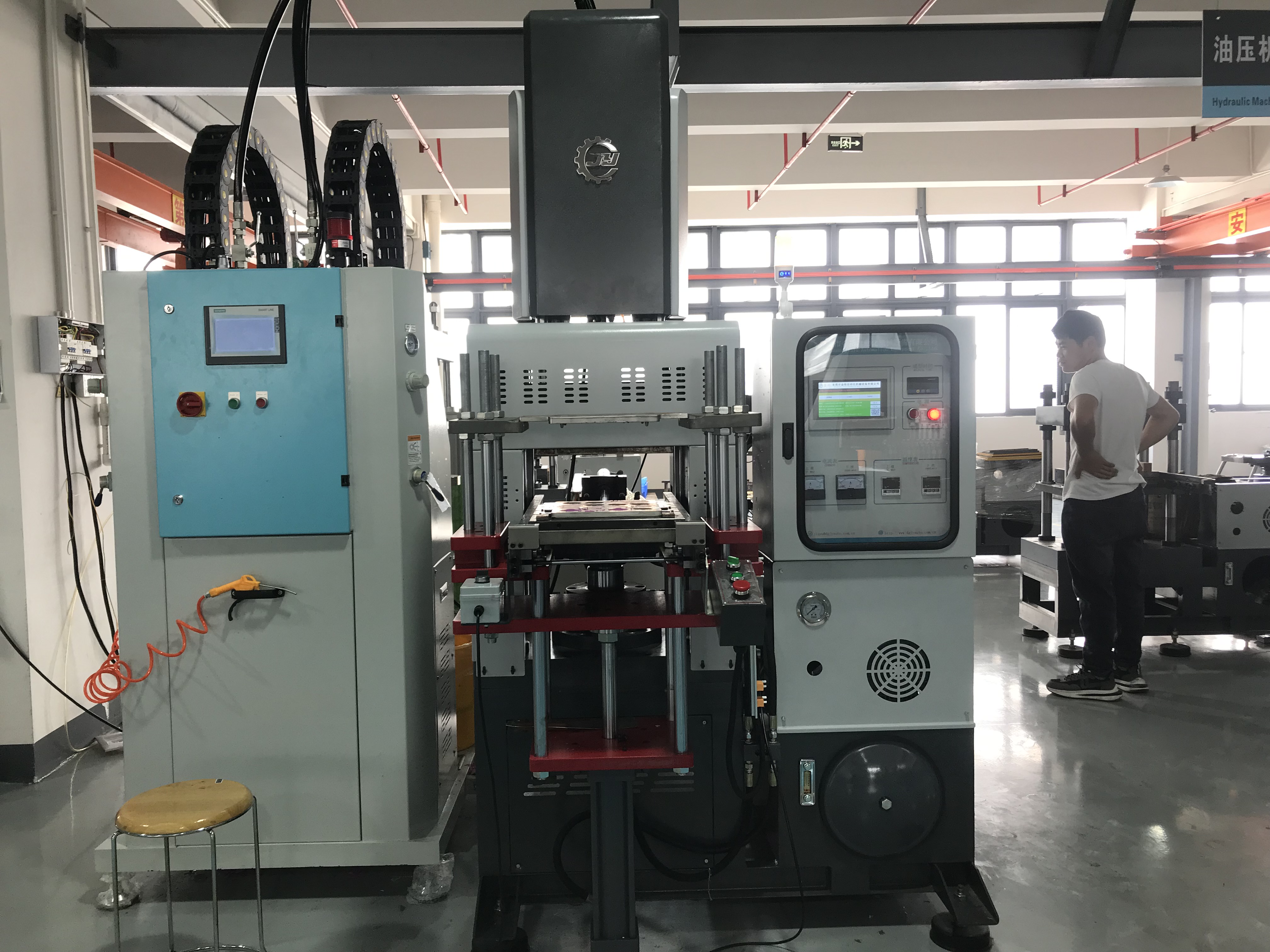 lsr injection molding machine