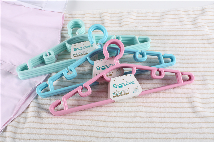 Wholesale New Style Clothes Hanger Plastic Folding Clothing Hanger