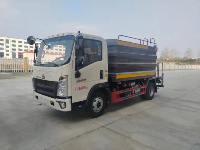 Howo Road Cleaning Dust Vacuum Complemer Truck