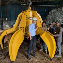 Remote Control Scrap Grab: Orange Peel Grapple