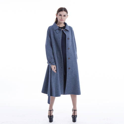 Cappotto invernale blu sopra il ginocchio