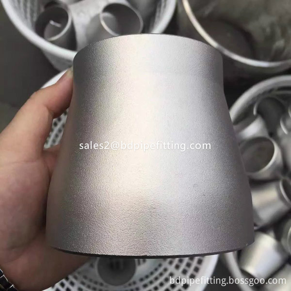 Alloy pipe fitting (521)