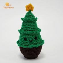 Beaux cadeaux de poupée bébé arbre de Noël au crochet