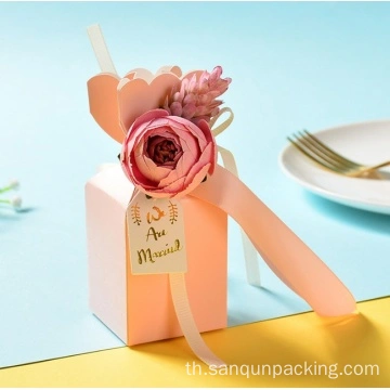 กล่องขนมแต่งงานสีชมพูพร้อมดอกไม้