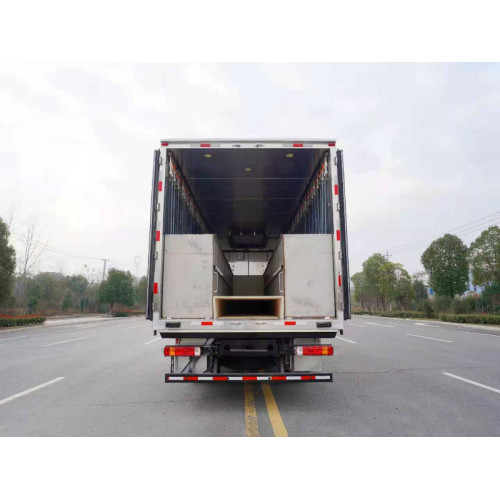 Caminhão com freezer refrigerador e furgão para transporte de carne