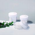Kosmetikcremedose aus Kunststoff mit weißem Rosendeckel