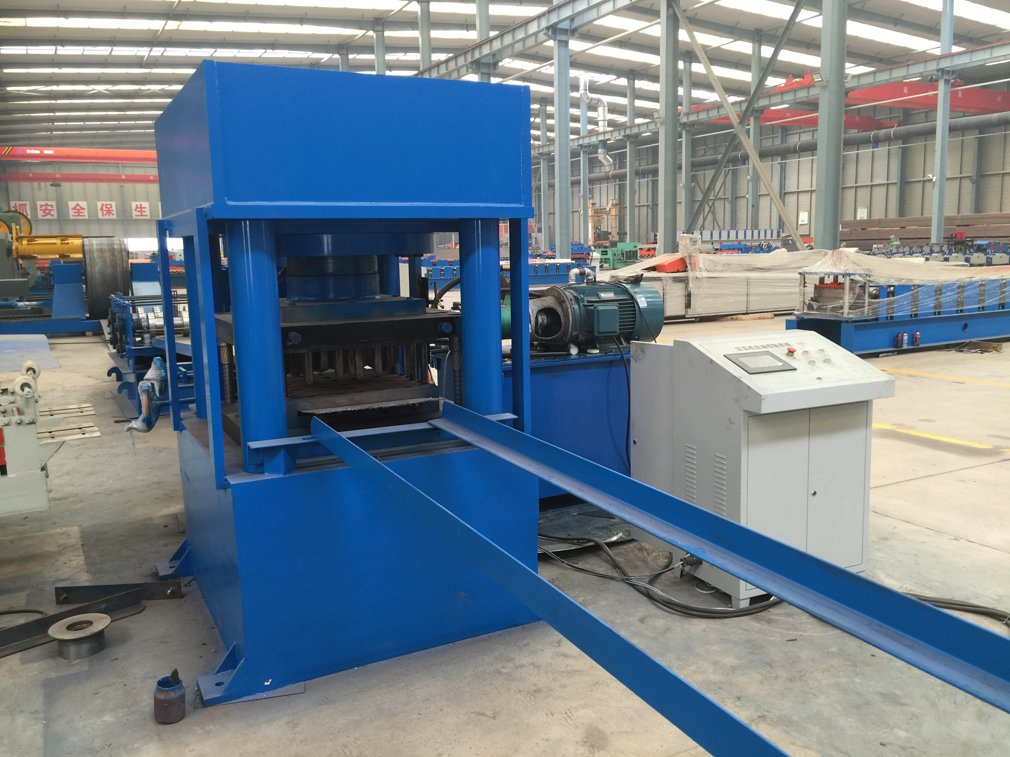 Guardrail roll forming machine