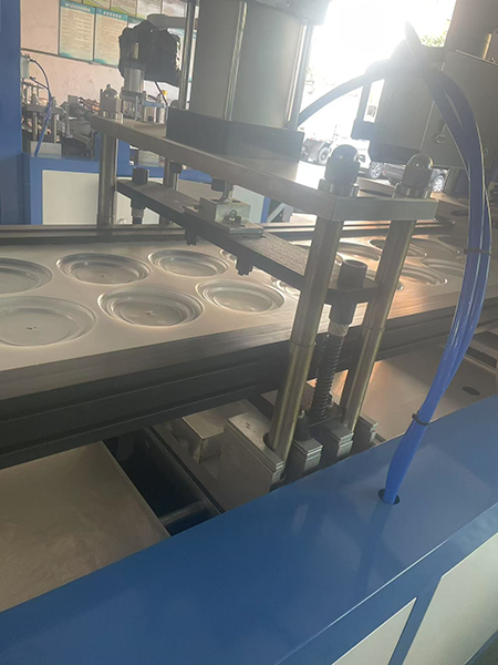 Sistema de vedação e fabricação de tampas de cápsulas de café Coffee Capsule Sealing and Lid Making System