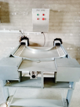 Automatic egg collection table