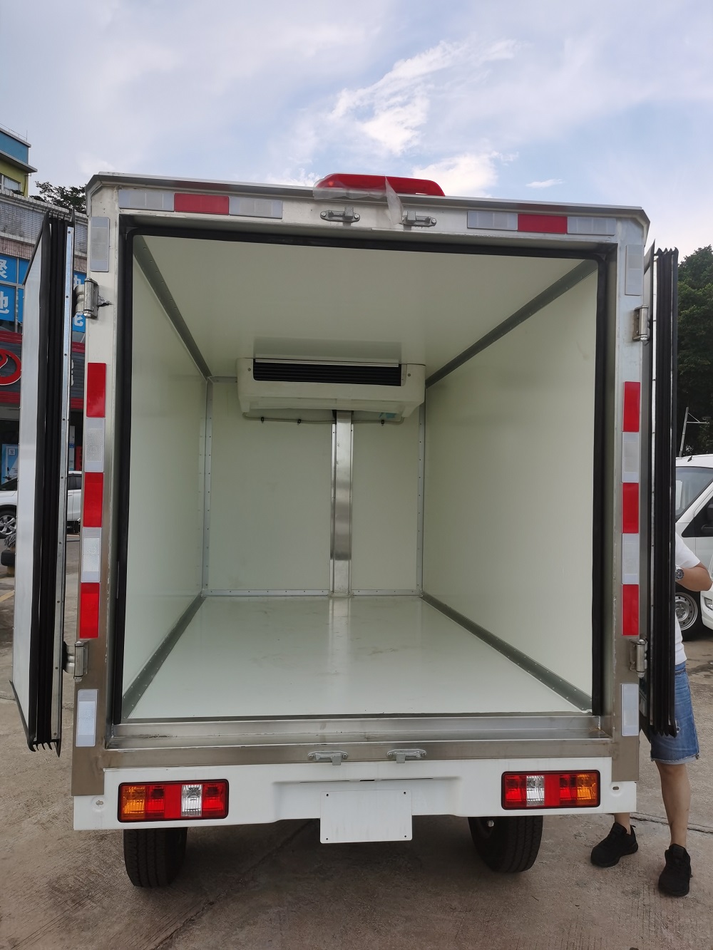 شاحنة صغيرة مبردة كهربائية متوافقة مع نظام الأفضليات المعمم (GSP) مخصصة لنقل اللقاحات