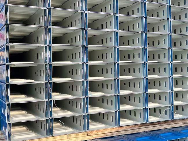 Bandeja de cabos de aço galvanizado resistente à ferrugem Sy Rust-Resistant Galvanized Steel Cable Tray Sy