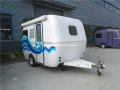 Mobiele camper reist naar huis trailer op promotie