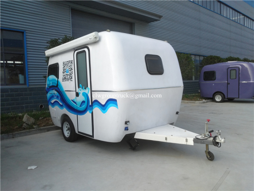 Mobil husbil som reser hem trailer på kampanj