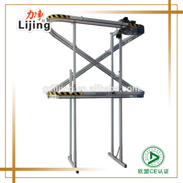 Clothes hanging machine, clothes hanger, clothes conveyor machine