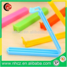 Plastic sealing clip