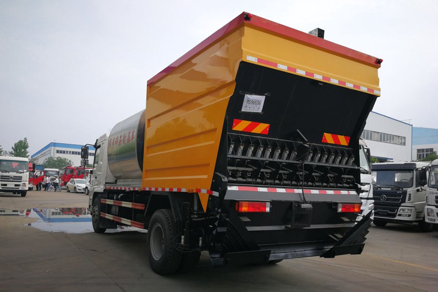 Synchronous gravel sealing vehicle 3