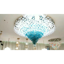 La lámpara de cristal del vestíbulo del hotel llevó la luz colgante