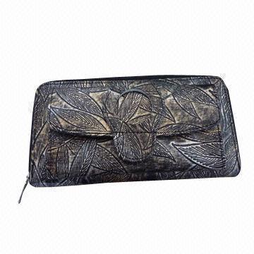 Women's wallets with leaf patterns design