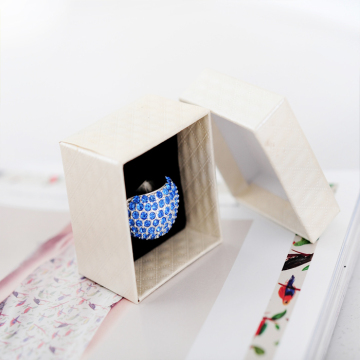 Timeless cardboard jewelry box for wedding rings