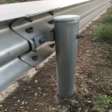 colonna di guardrail ondulata post autostrada uardrail