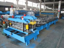 Color steel tile cold roll forming machine