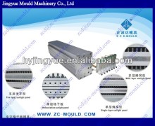 Plastic hollow board die head