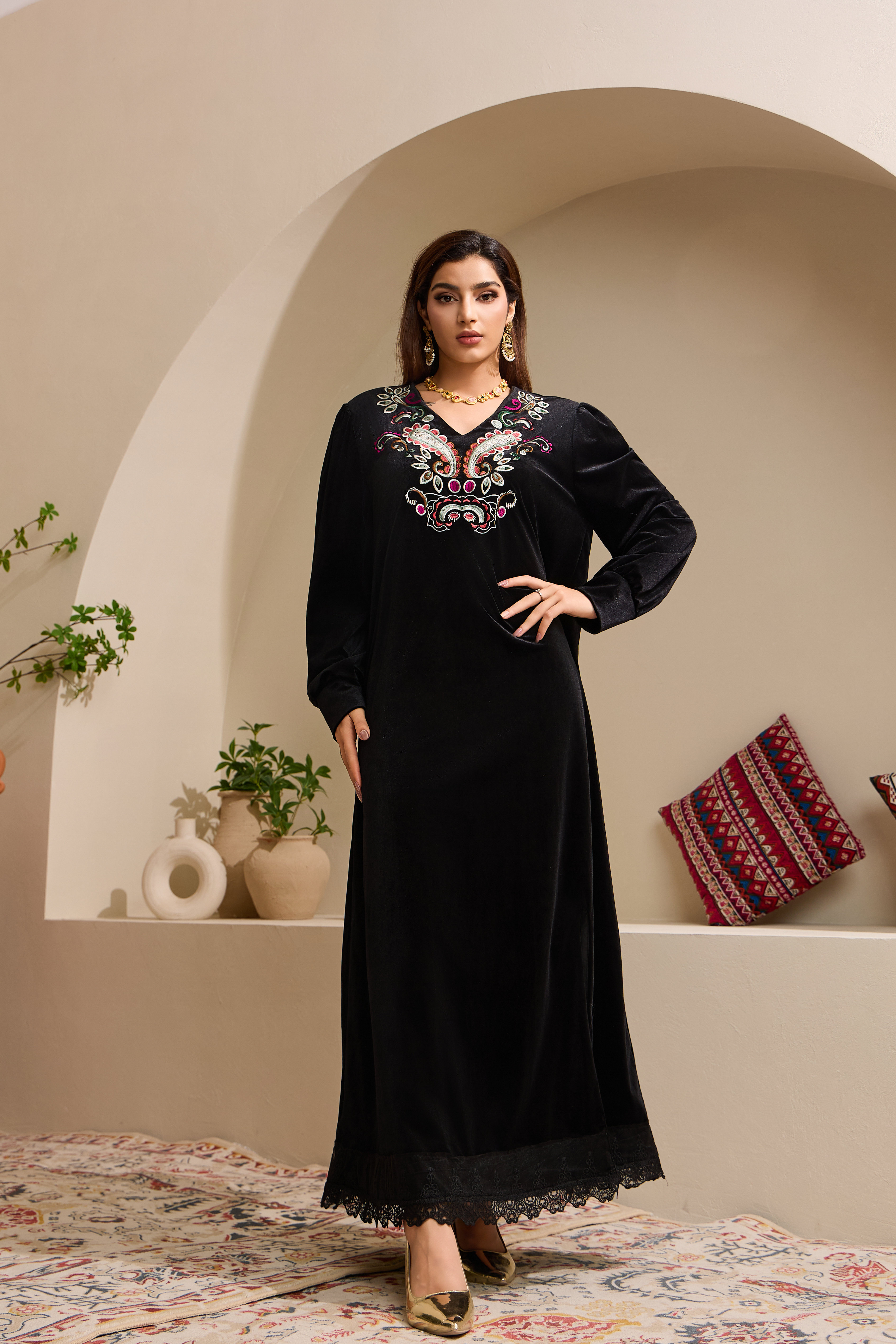 مخمل دوزی مشکی مدل عبای یقه دوزی 01 black velvet embroidered v neck abaya model styling view 01