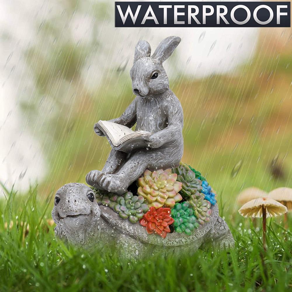 Lapin sur la statue en plein air du jardin de tortues