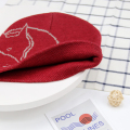 Cappello a maglia rossa personalizzata