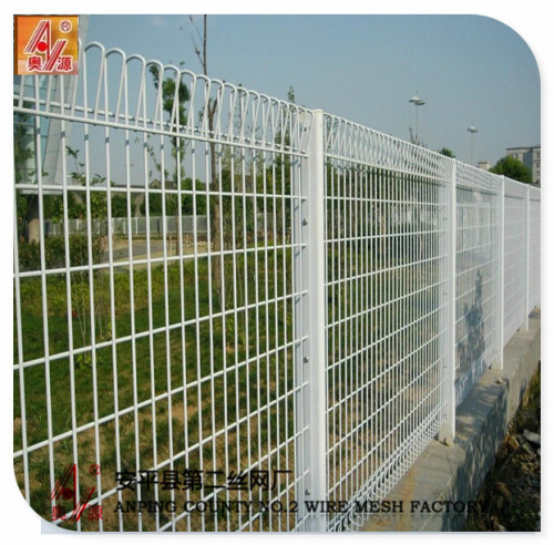 Alibaba Cheap pvc coated welded metal garden fence panel/Iron wire mesh fence