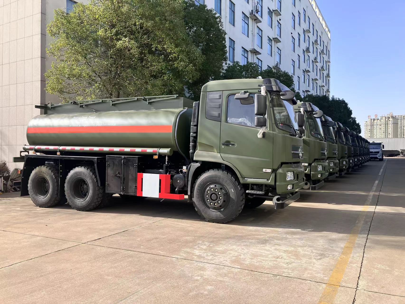 Dongfeng 6x6 camión de combustible (4) DONGFENG 6x6 Fuel Truck (4)