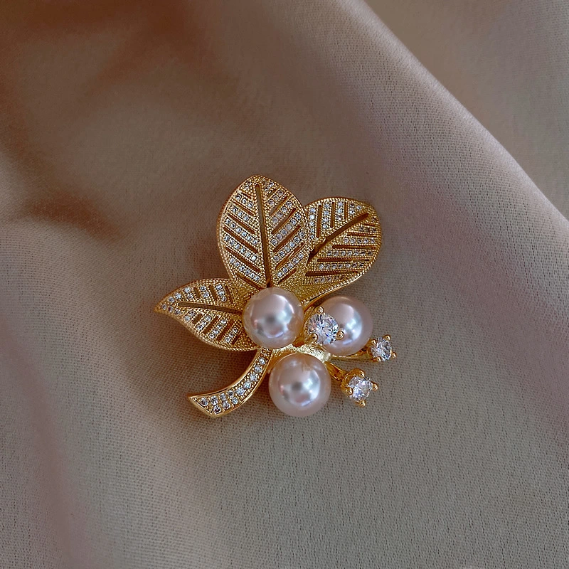 Superstarer Ready to Ship Lovely Diamond Petals Pearl Brooch