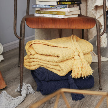 Customizable Knitted Chenille Blankets and Throws for Home Décor and Comfort
