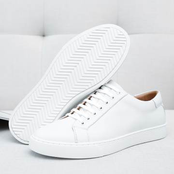 Sapatos de tênis clássicos brancos