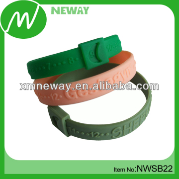 Personalized silicone remind bracelet with moveable loop