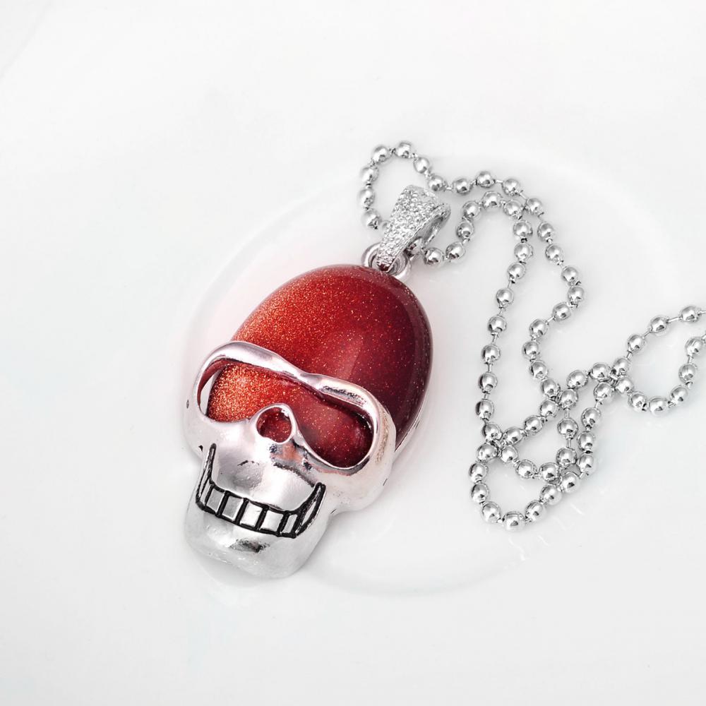 Colgante de piedras preciosas de calavera dorada roja con cadena de plata