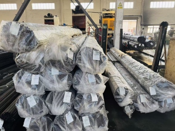 High strength long seamless steel pipe