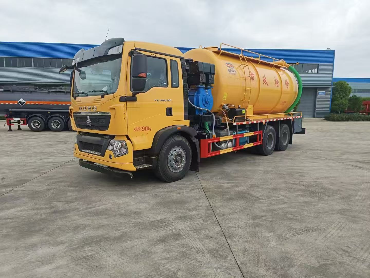 Высокопроизводительный канализационный насос с шасси Howo High Capacity Sewage Suction Truck with Howo Chassis
