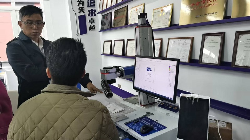 Customers Visit Chuke Intelligent for On-Site Demonstration; Fiber Laser Deep Engraving Machine Impresses Them!