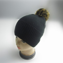 Ny Design Black Beanie med Leopard Pompom