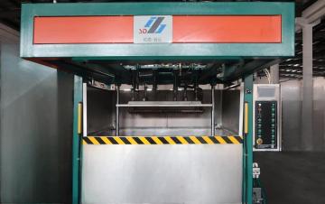 Single-cylinder single-station feeding forming machine