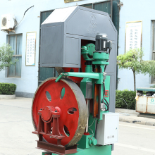 Automated vertical grizzly metal log bandsaw with log carriage